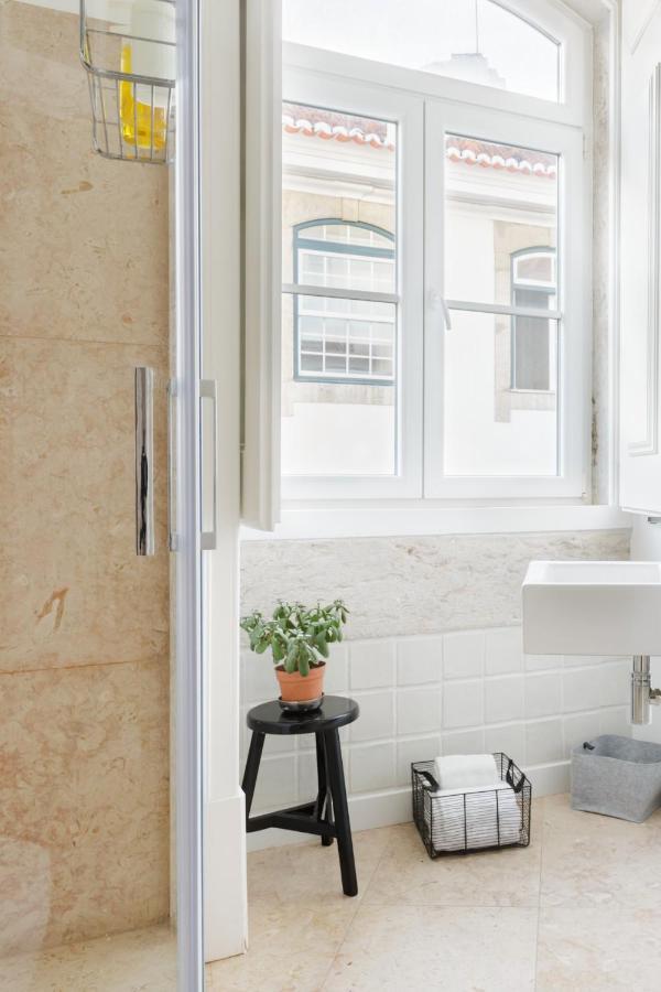 Update Urban Chic Flat In 19Th Century Building 2 Bedrooms & 2 Bathrooms & Ac Central Alfama District Lissabon Exterior foto