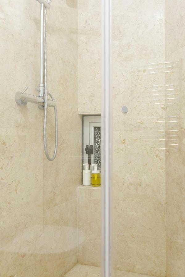 Update Urban Chic Flat In 19Th Century Building 2 Bedrooms & 2 Bathrooms & Ac Central Alfama District Lissabon Exterior foto